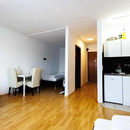 Apartmenthaus - *